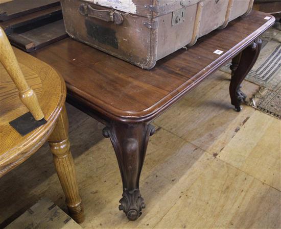 Victorian mahogany extending dining table, with three spare leaves(-)